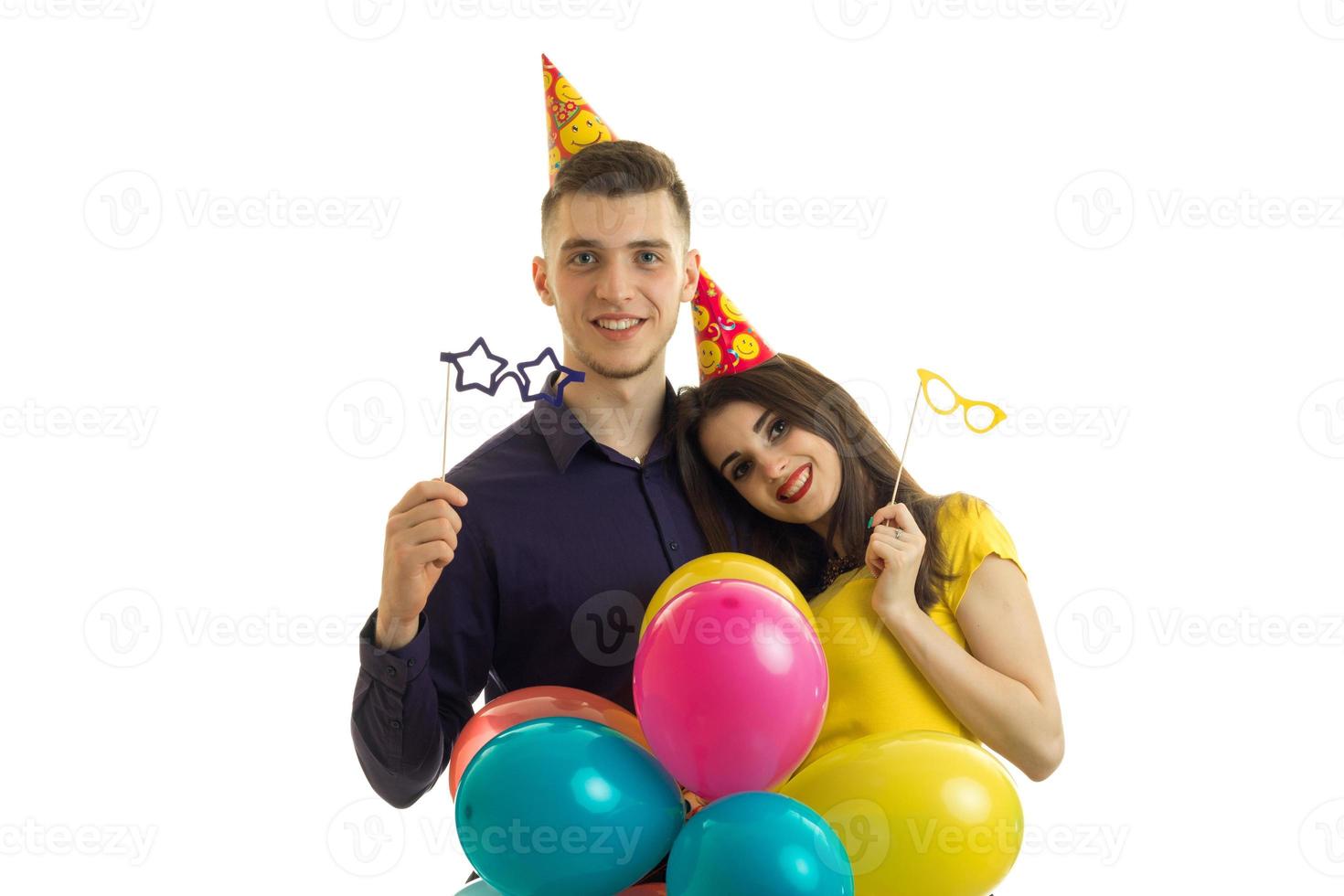 chico y chica lindos están en el estudio con bolas de colores foto