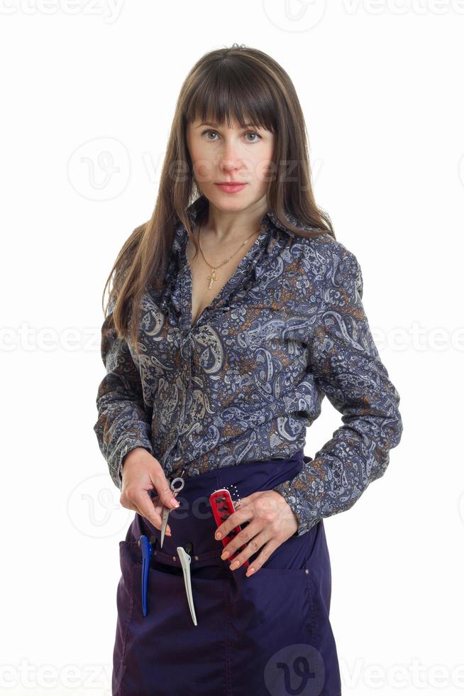 linda mujer elegante con herramienta en su delantal posando en cámara foto
