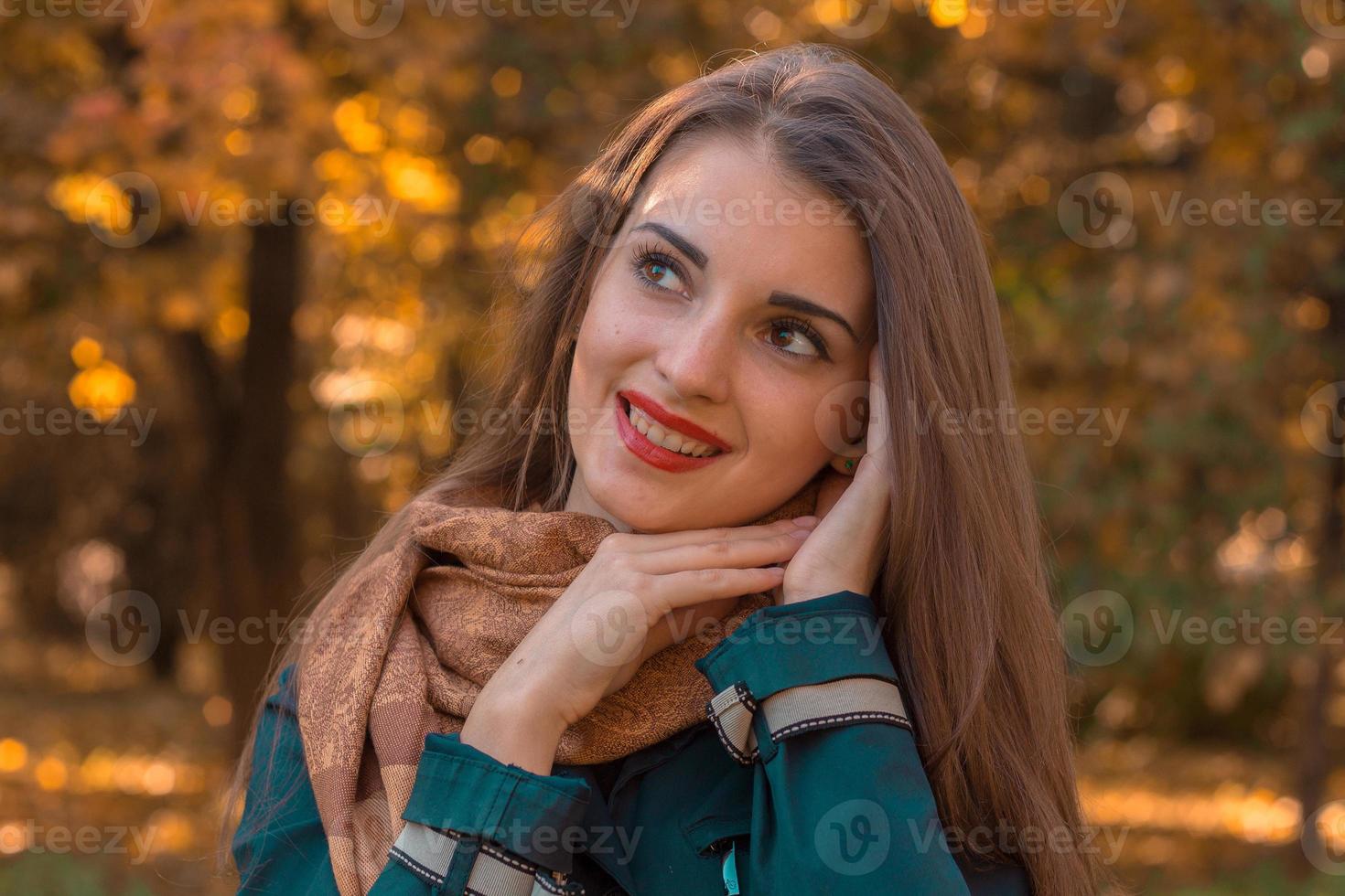 linda chica con sonrisas de labios rojos y mantiene las manos cerca de la cara foto