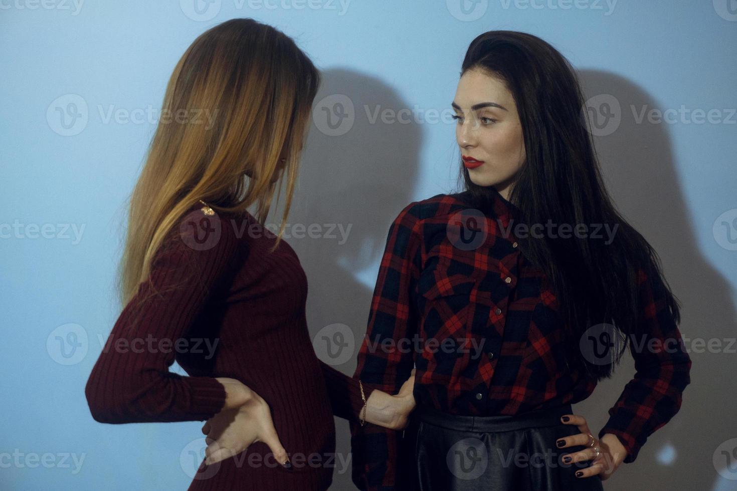 dos hermosas mujeres en estudio foto