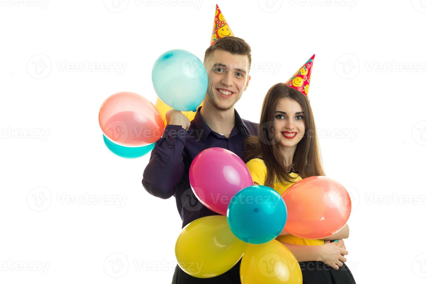 chico y chica gay sostienen muchos globos y sonríen foto