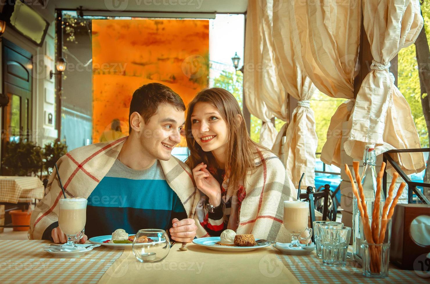 pareja enamorada divirtiéndose en una cita foto