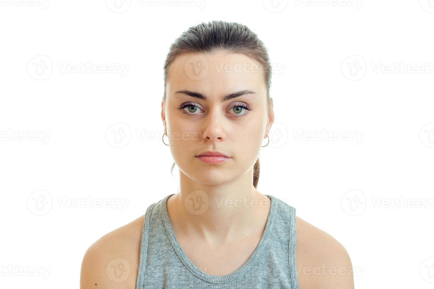 retrato de una joven encantadora sin maquillaje que mira seriamente a la cámara foto