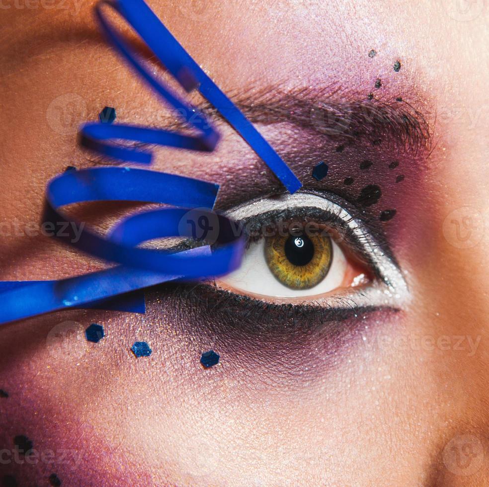 foto de primer plano del ojo femenino con maquillaje creativo