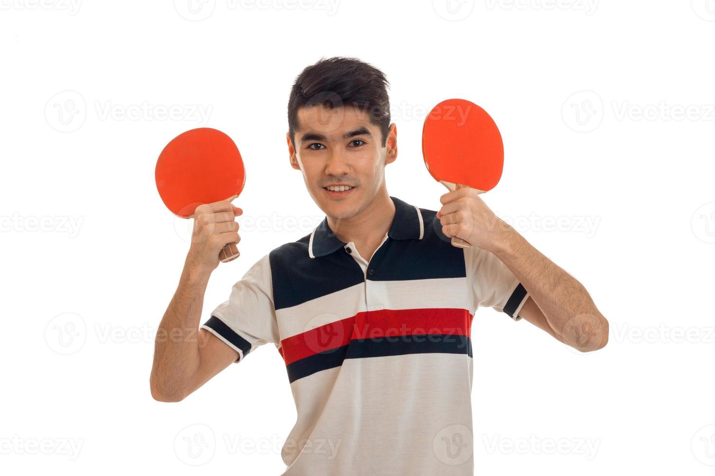 joven y apuesto deportista practicando ping-pong aislado de fondo blanco foto