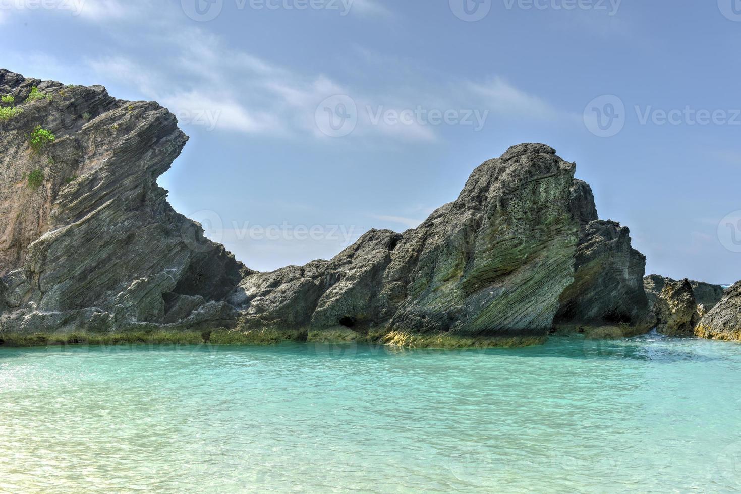aguas cristalinas de la ensenada de la bahía de herradura en las bermudas. foto