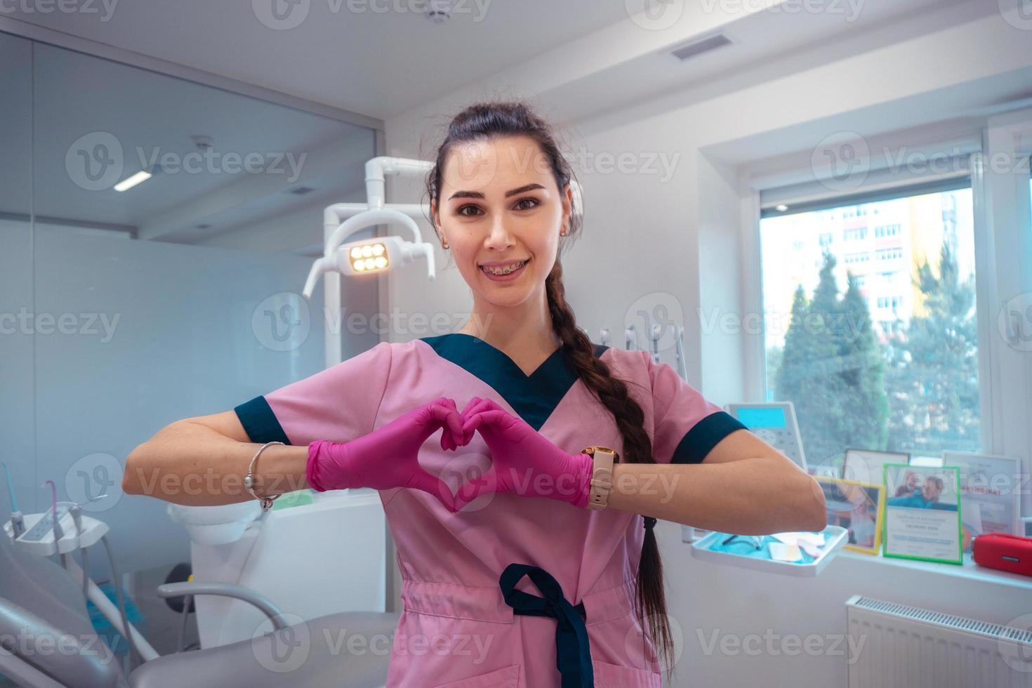 dentis en uniforme rosa en la clínica foto