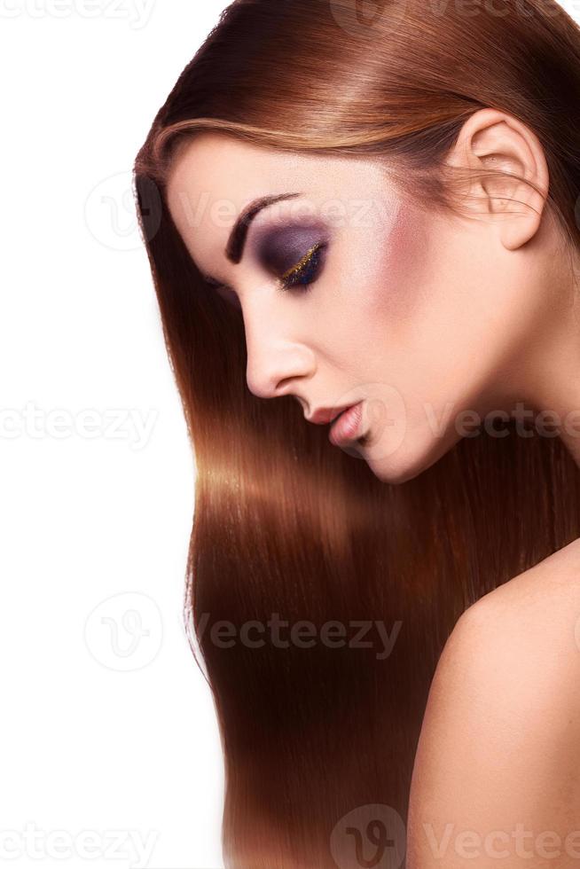 Chica adulta joven caucásica de moda con cabello largo perfecto foto