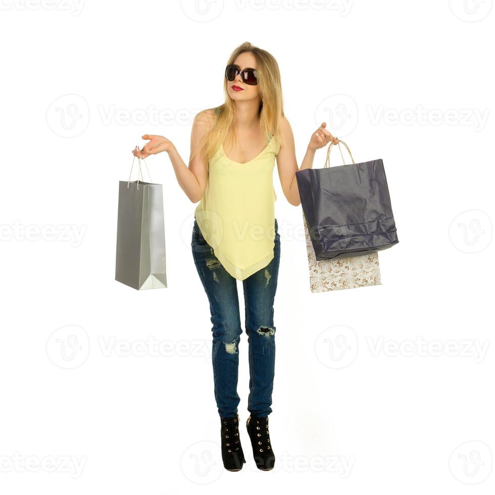 hermosa chica posando con bolsas de compras foto