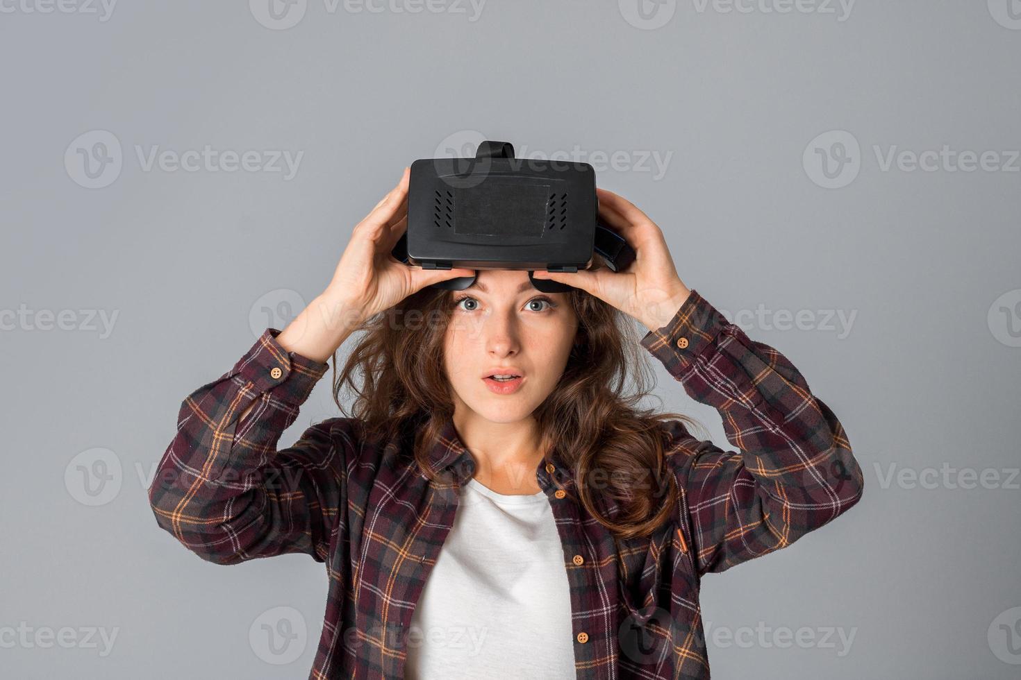 hermosa joven probando gafas de realidad virtual foto