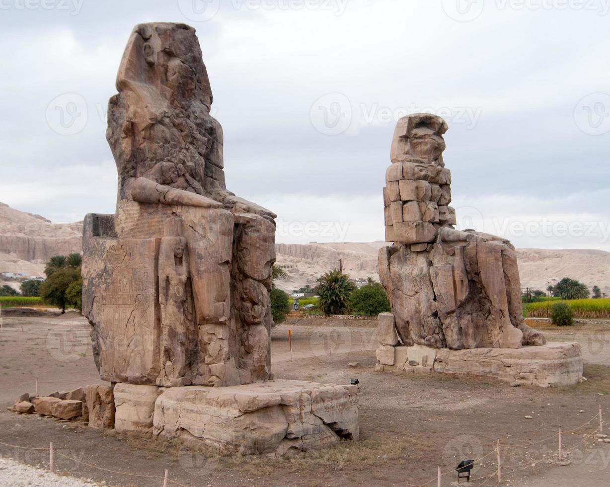 collosi de memnon - luxor, egipto foto