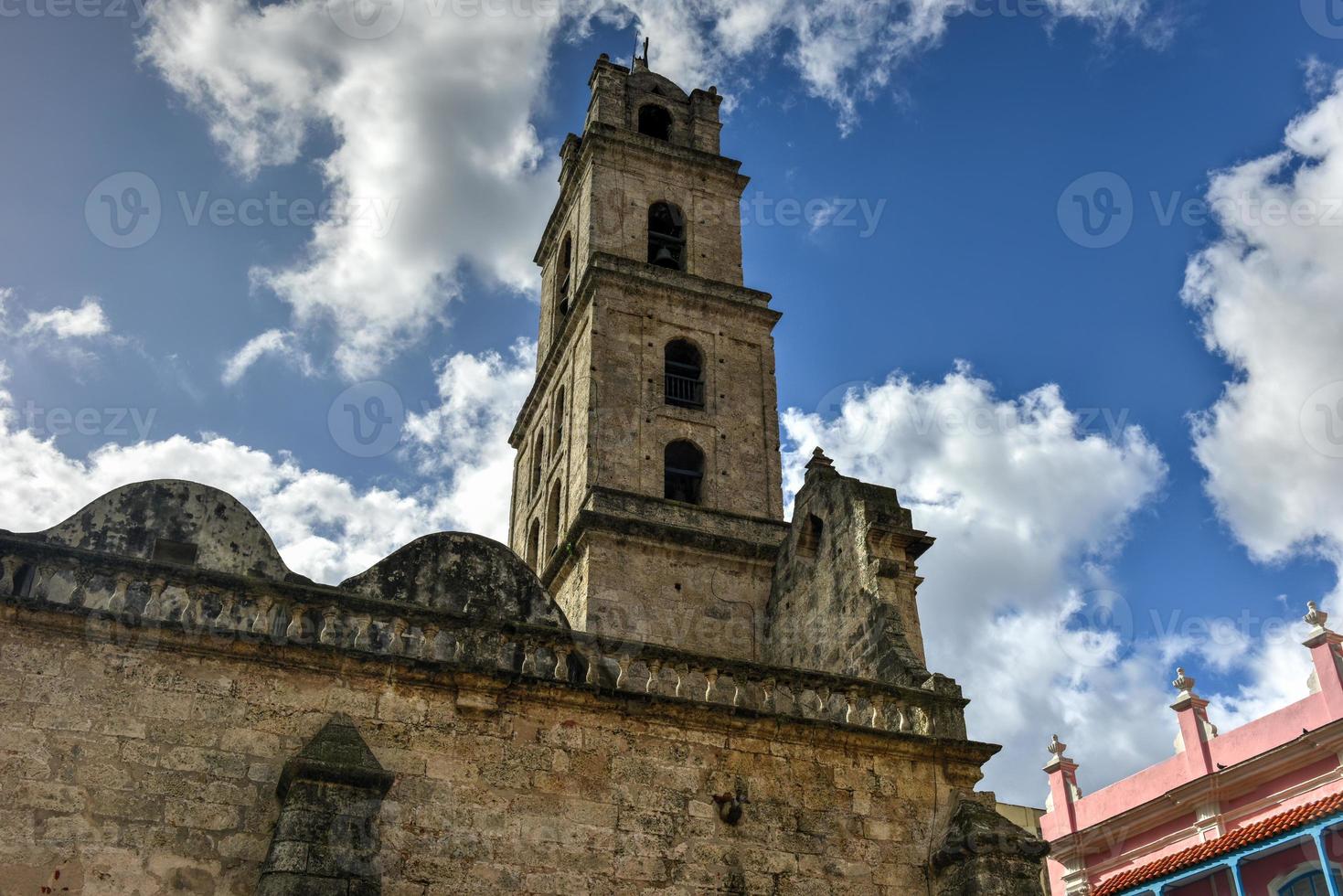 la iglesia de san francisco y su plaza adyacente en la habana vieja, un famoso hito turístico en la ciudad colonial. foto