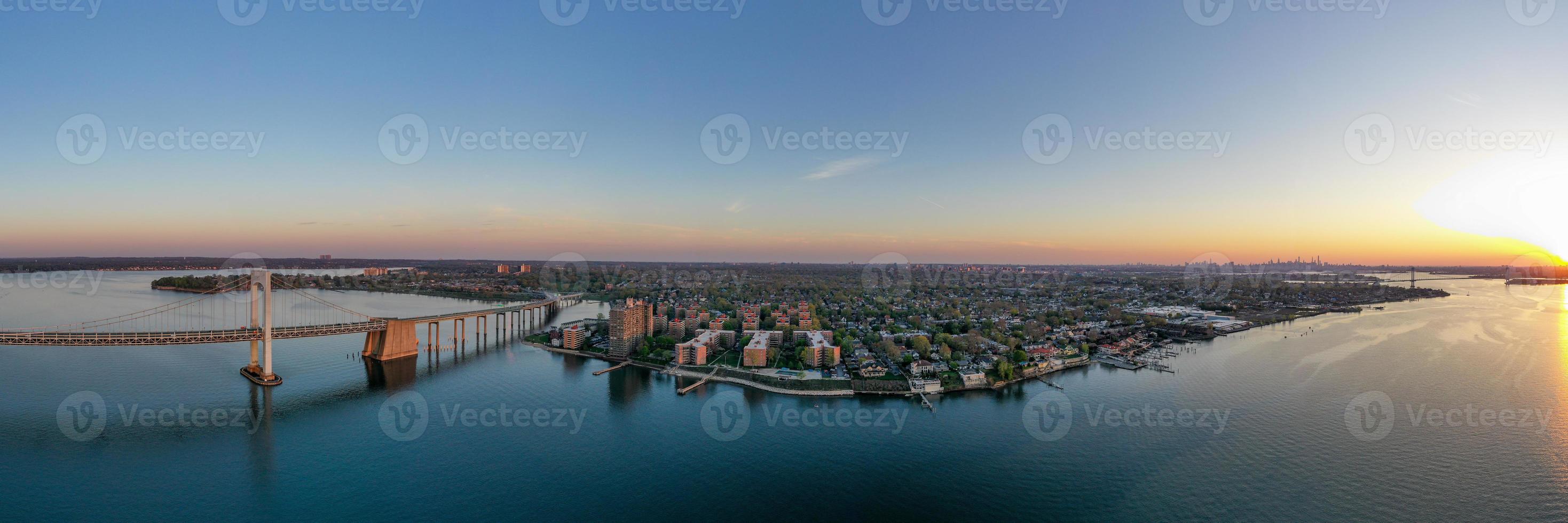 vista aérea del puente throgs neck que conecta el bronx con queens en la ciudad de nueva york al atardecer. foto