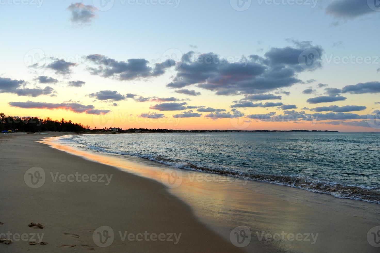 playa de tofo al atardecer en mozambique. tofo beach es la capital de buceo de mozambique. foto