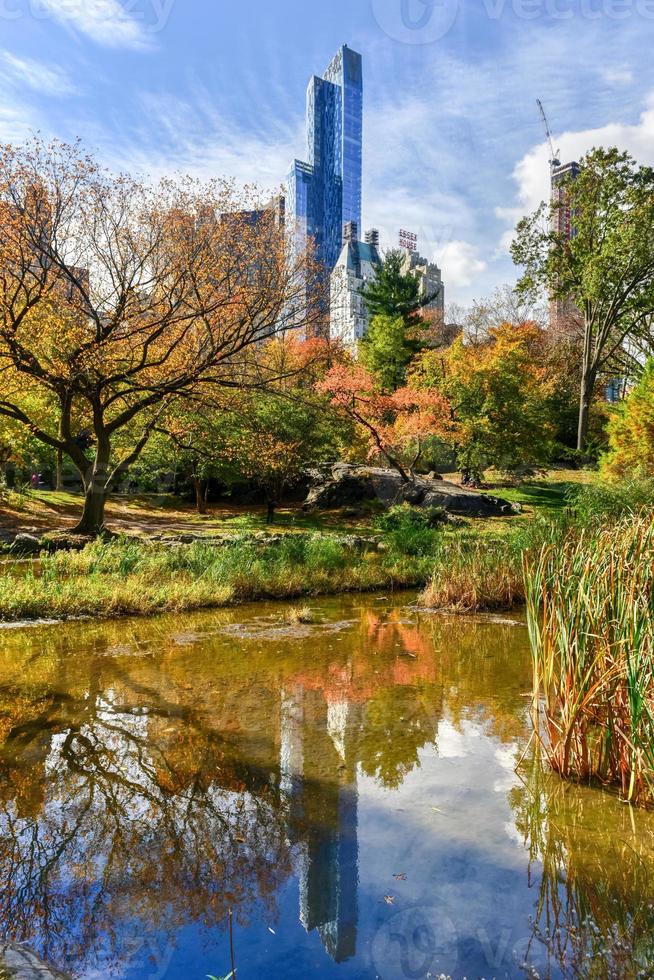 vista de central park south en la ciudad de nueva york en otoño. foto