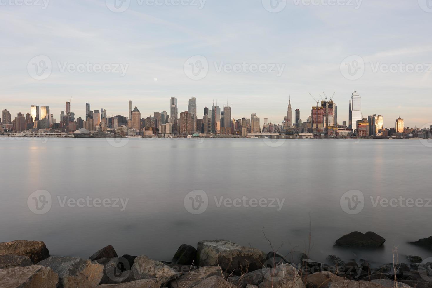 horizonte de la ciudad de nueva york visto desde weehawken, nueva jersey. foto
