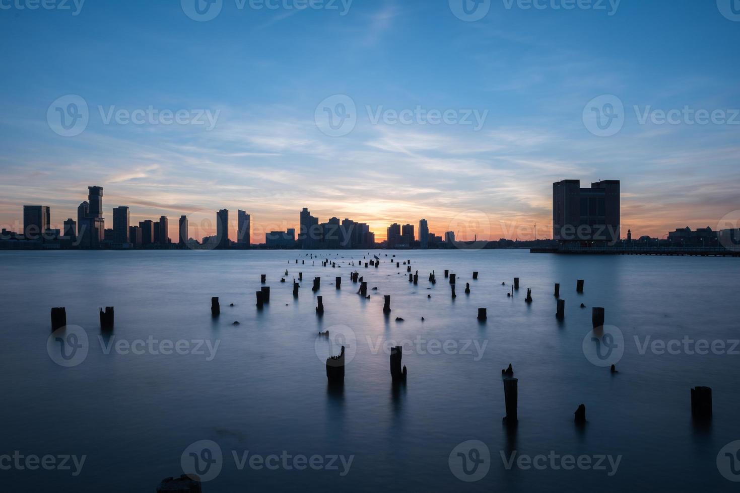 horizonte de nueva jersey al atardecer desde manhattan, ciudad de nueva york sobre el río hudson. foto