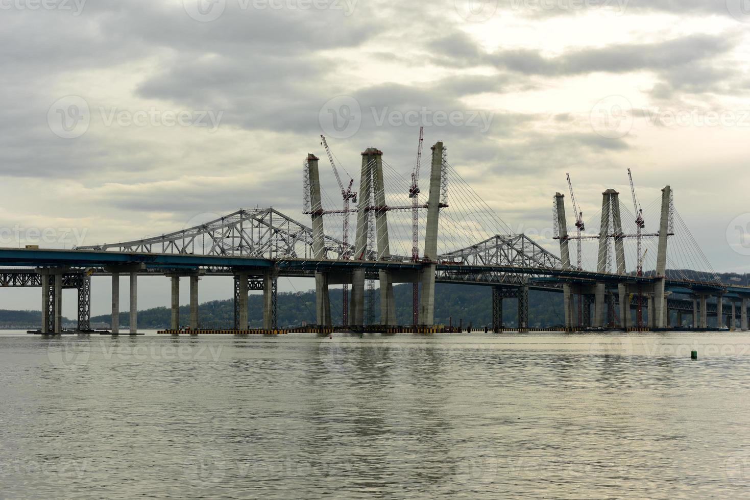 The new Tappan Zee bridge under construction across the Hudson River in New York. photo
