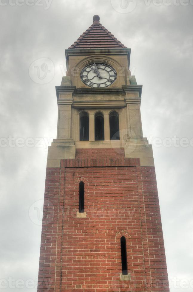 la torre del reloj conmemorativa o cenotafio se construyó como un monumento a los residentes de la ciudad de niagara-on-the-lake, ontario, que murieron en acción durante la primera guerra mundial. foto