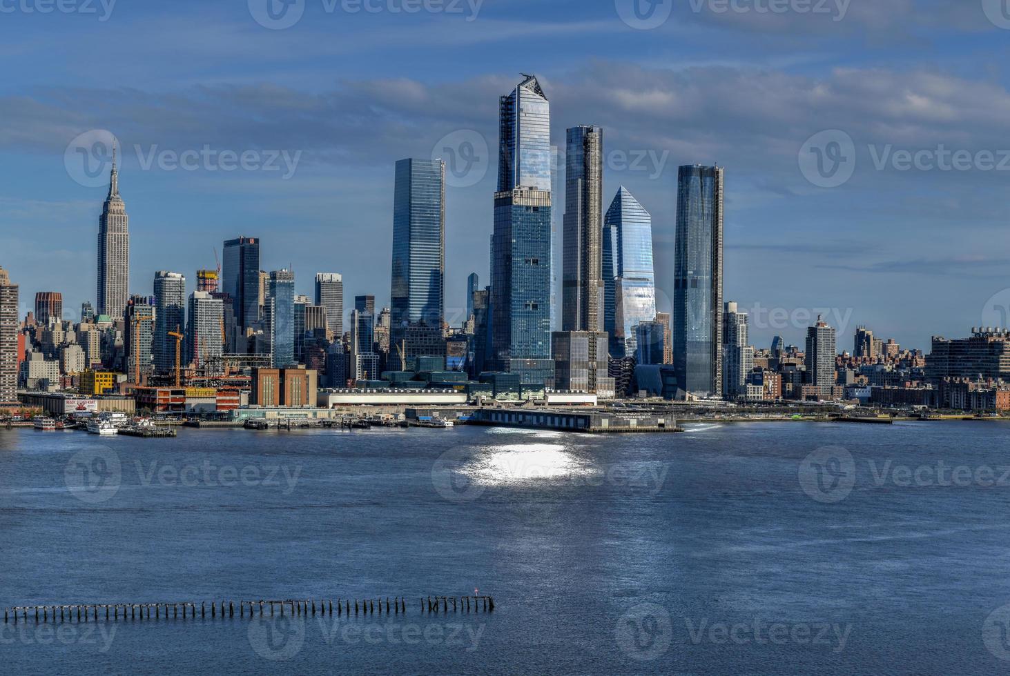 ciudad de nueva york - 21 de abril de 2019 - vista panorámica del horizonte de la ciudad de nueva york desde hamilton park, weehawken, nueva jersey. foto