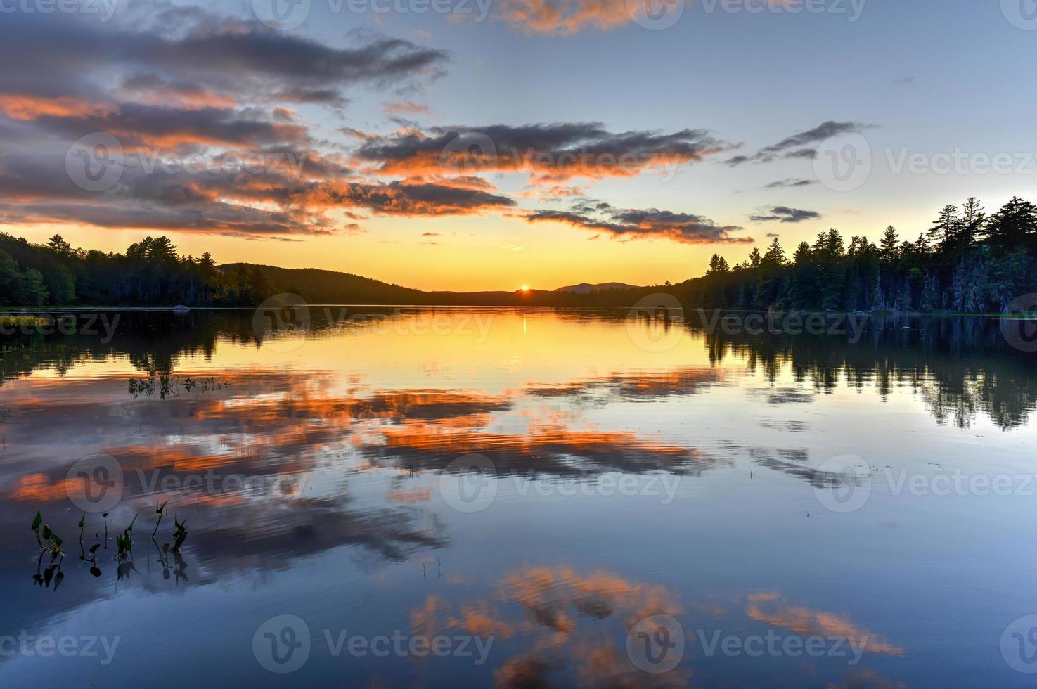 lago durant en el parque estatal adirondacks en indian lake, nueva york. foto