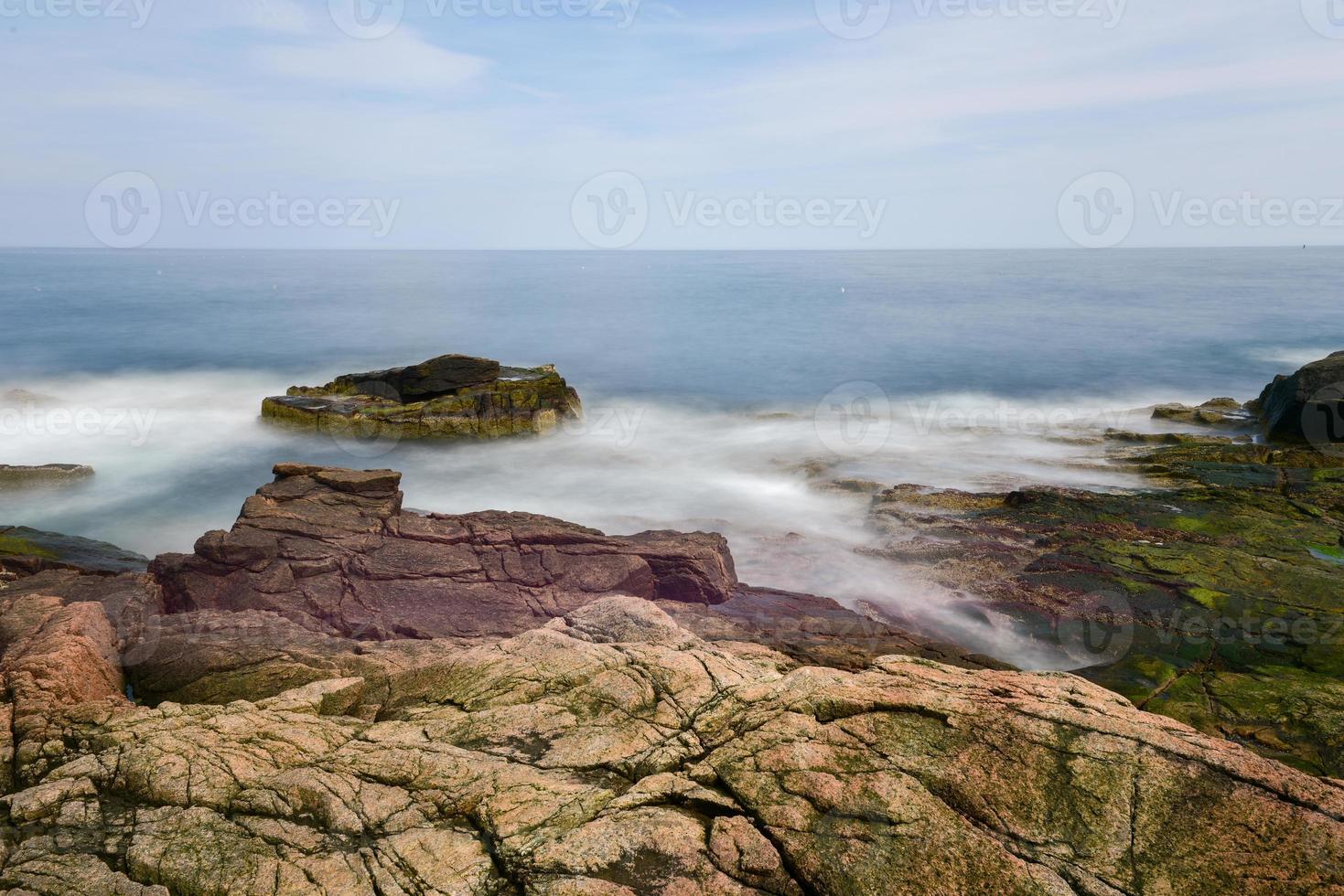 la costa rocosa en el parque nacional acadia, maine, cerca del agujero del trueno en el verano. foto