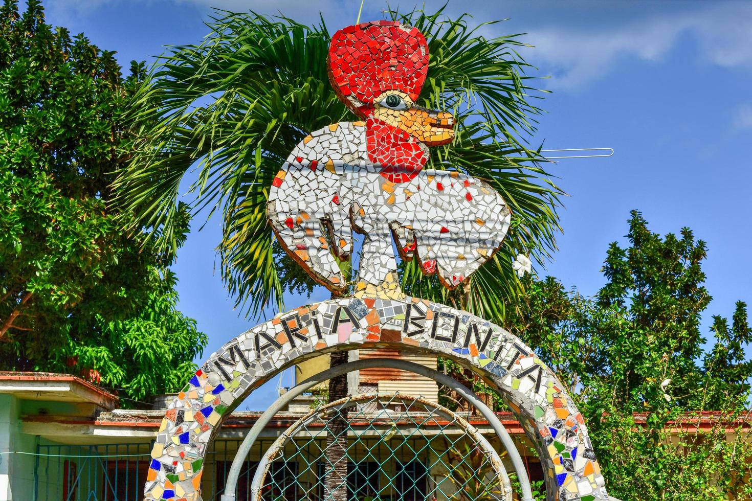 la habana, cuba - 14 de enero de 2017 - barrio de jaimanitas de la habana, cuba, más conocido como fusterlandia por los coloridos mosaicos. foto