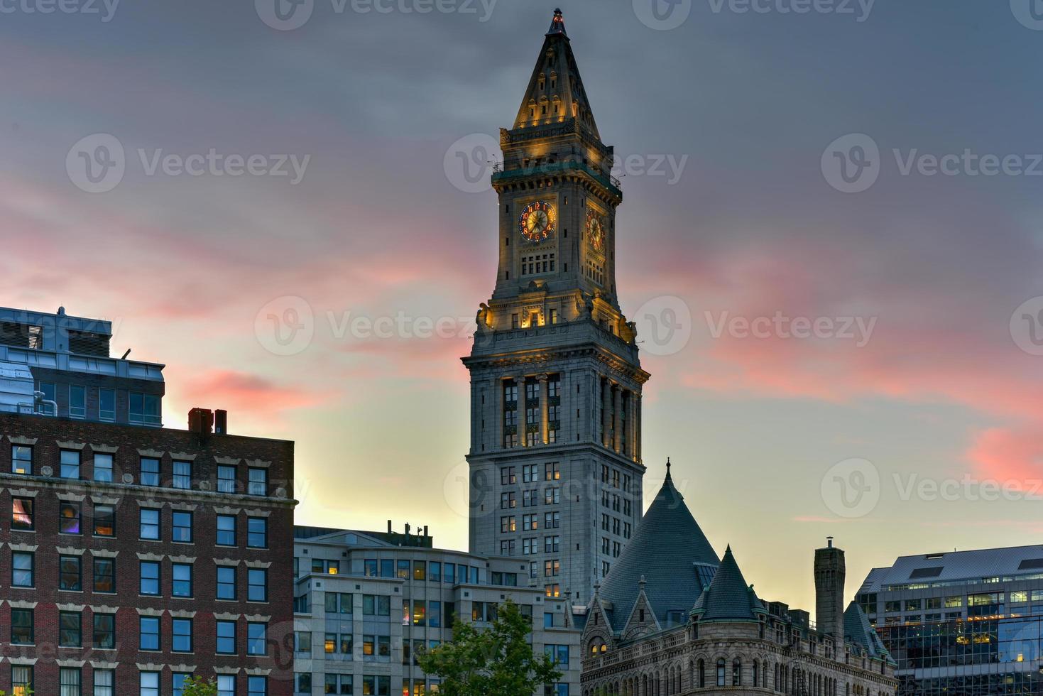 la torre custom house al atardecer en boston, massachusetts. foto