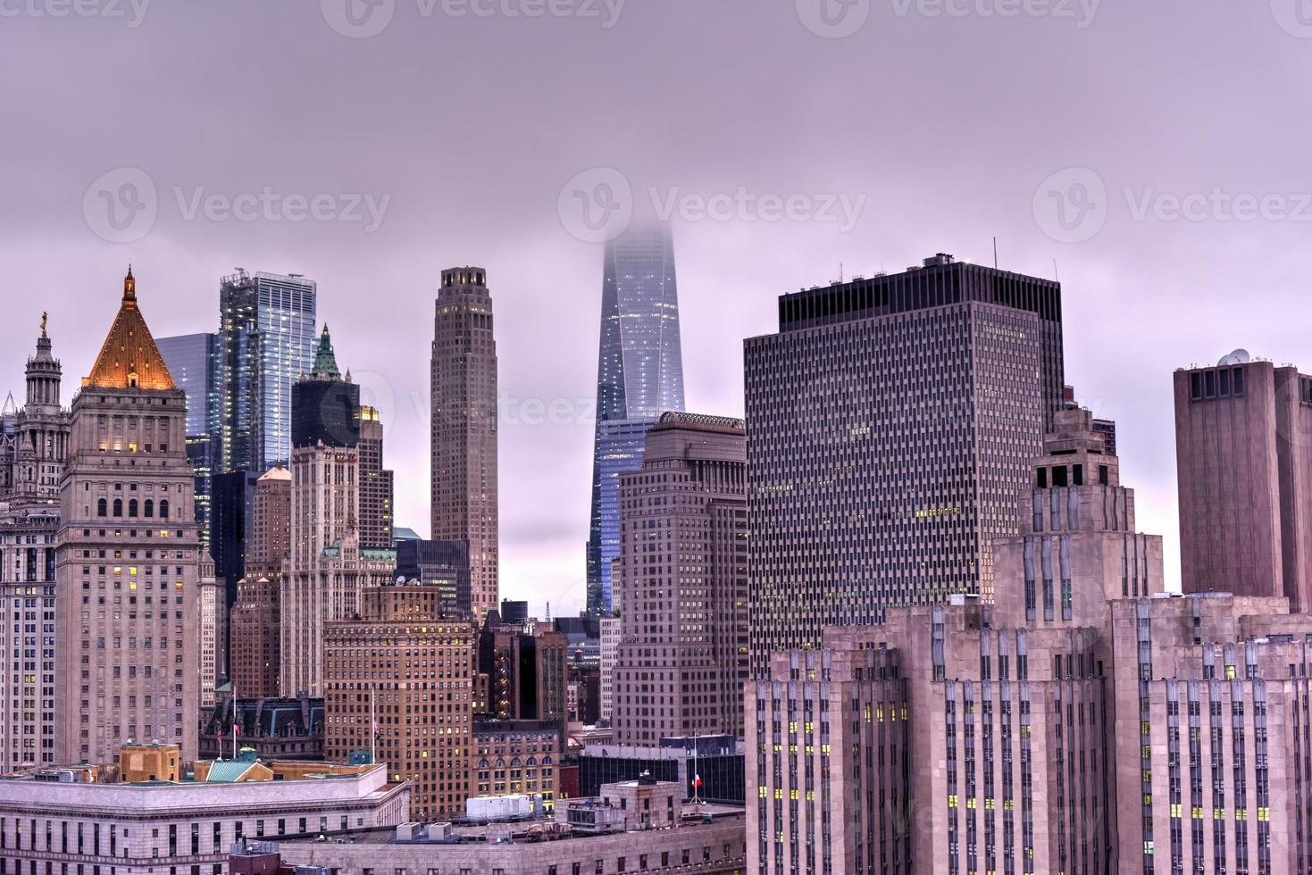 vista del horizonte de manhattan en la noche cuando se acerca el anochecer. foto