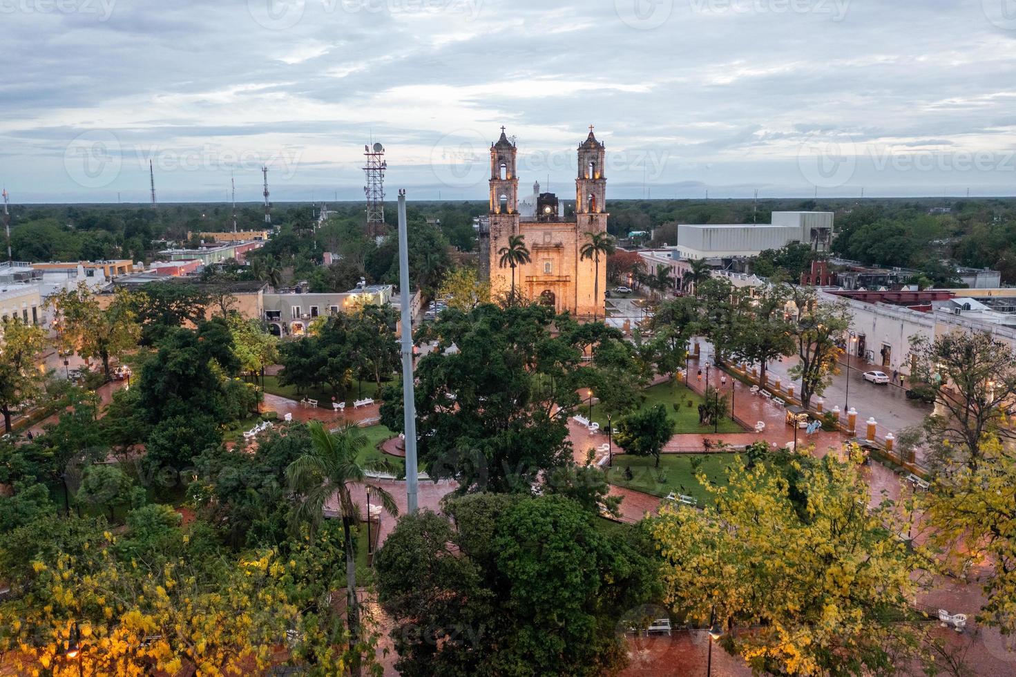 catedral de san gervasio, una iglesia histórica en valladolid en la península de yucatán de méxico. construido en 1706 para reemplazar el edificio original de 1545 que fue destruido por el gobierno colonial español. foto