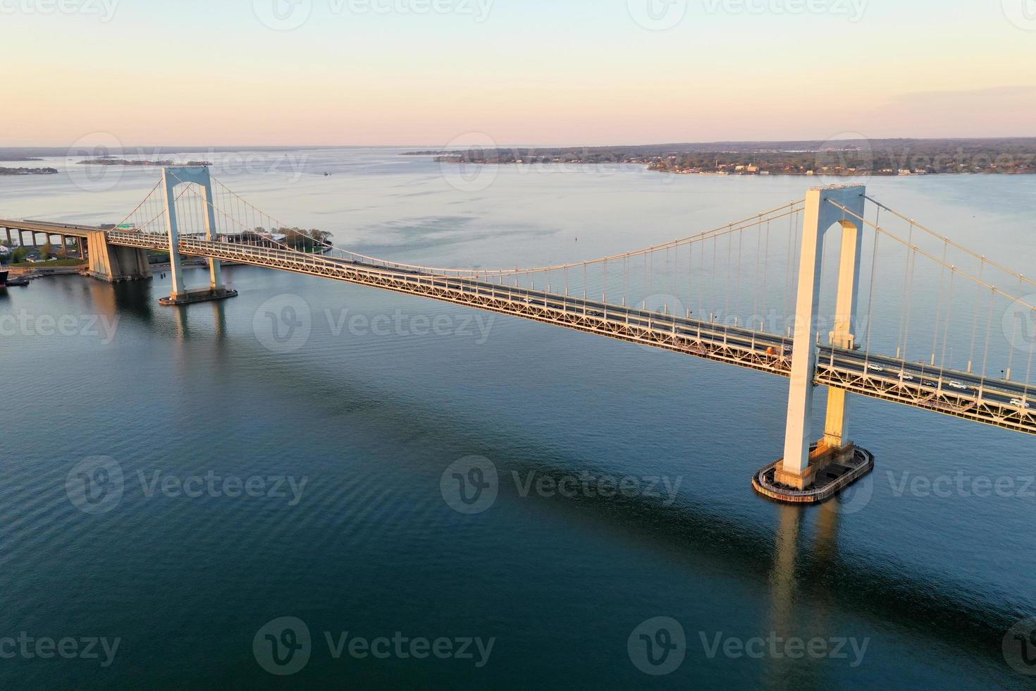 vista aérea del puente throgs neck que conecta el bronx con queens en la ciudad de nueva york al atardecer. foto