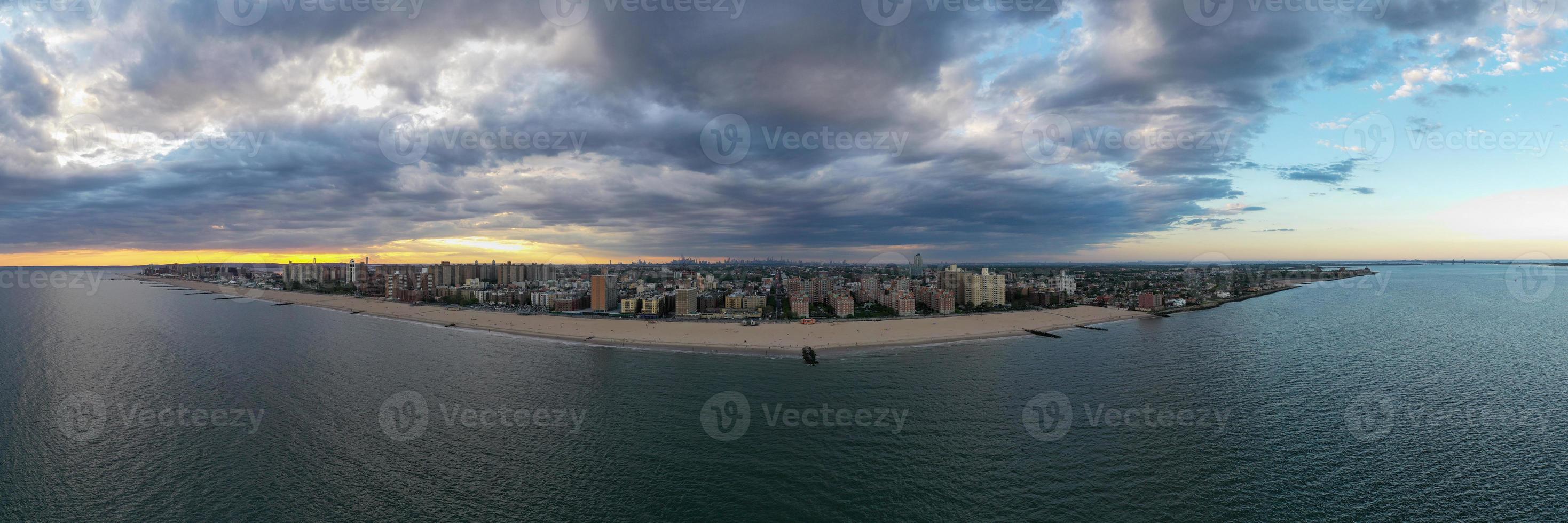 vista panorámica aérea de la costa sur de brooklyn, que abarca las playas de brighton y coney island en la ciudad de nueva york. foto