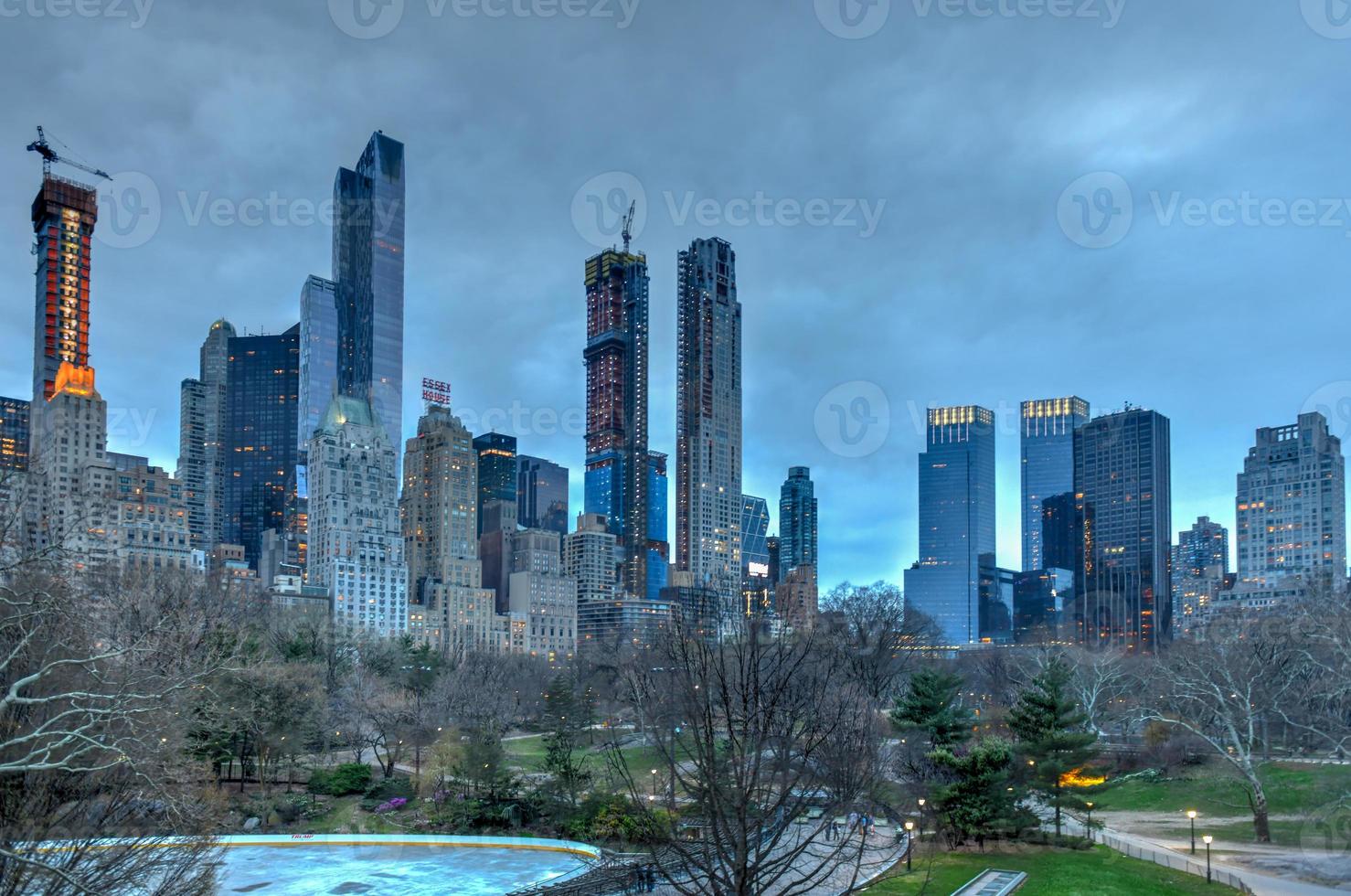 vista de la fila de los multimillonarios desde el parque central en manhattan, ciudad de nueva york foto