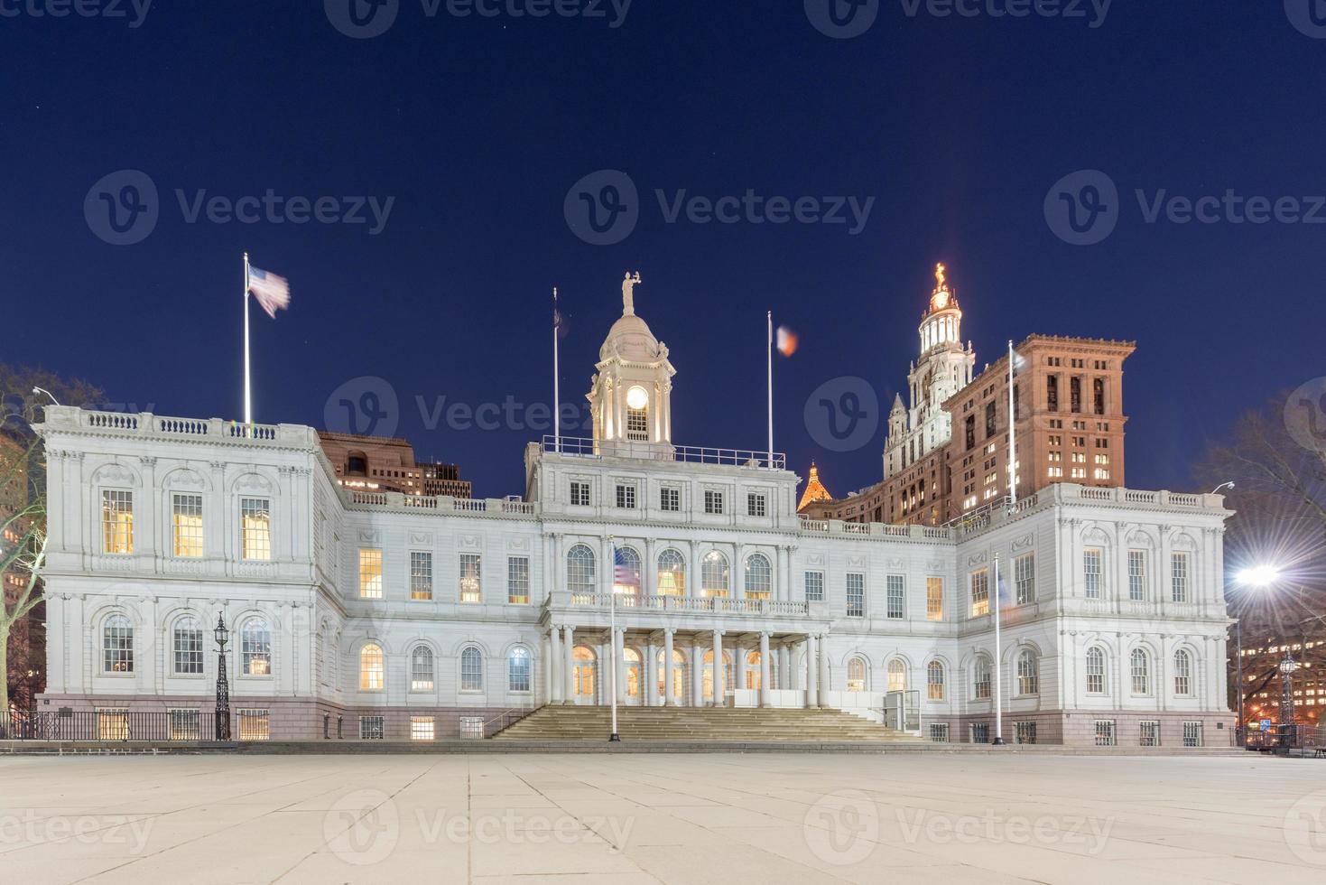 el ayuntamiento de nueva york por la noche, la sede del gobierno de la ciudad de nueva york, ubicado en el centro del parque del ayuntamiento en el área del centro cívico del bajo manhattan, entre broadway, park row y chambers street. foto