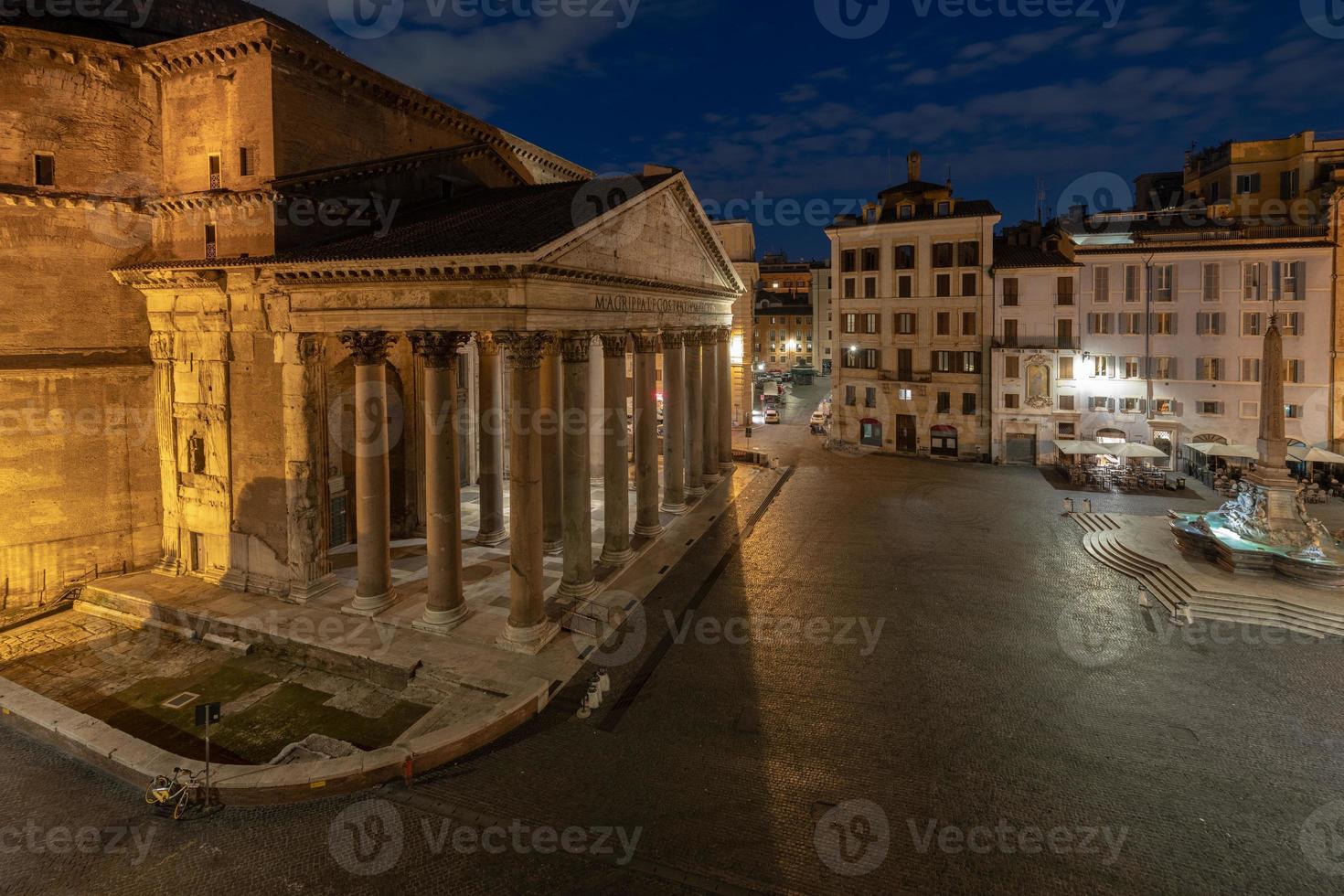 vista aérea de la antigua iglesia del panteón al amanecer en roma, italia. foto