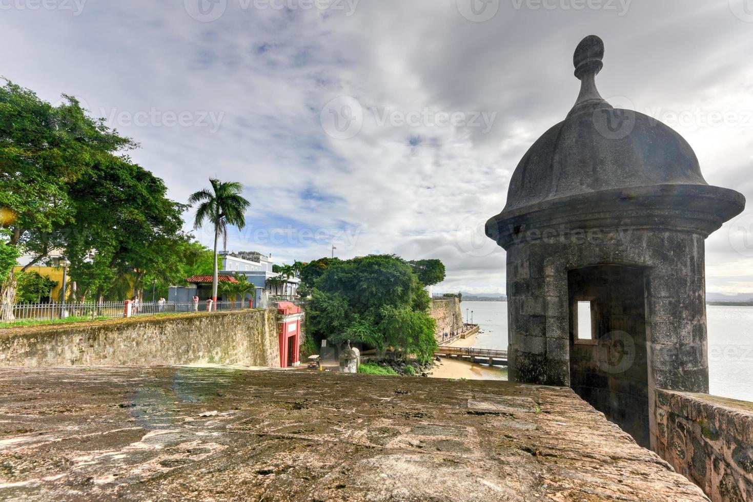 viejo san juan, costa de puerto rico en paseo de la princesa desde plaza de la rogativa. foto