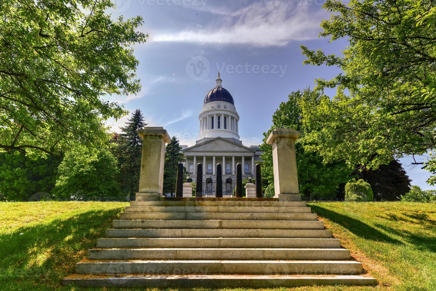 la casa del estado de maine en augusta, maine es la capital del estado del estado de maine. el edificio se completó en 1832, un año después de que augusta se convirtiera en la capital de maine. foto