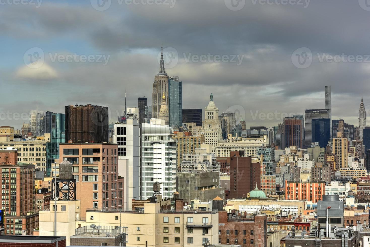 vista del horizonte de la ciudad de nueva york a través del centro de manhattan en un día soleado foto