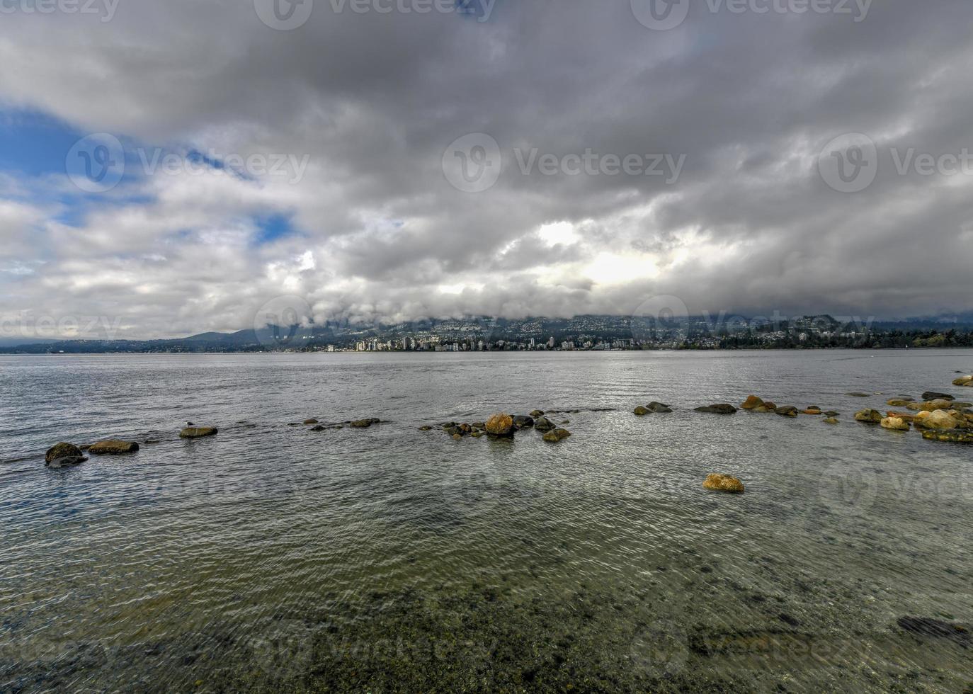 vista panorámica del norte de vancouver desde stanley park en vancouver, canadá. foto