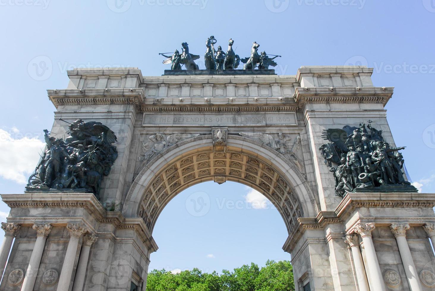 arco triunfal en la plaza del gran ejército en brooklyn, ciudad de nueva york foto