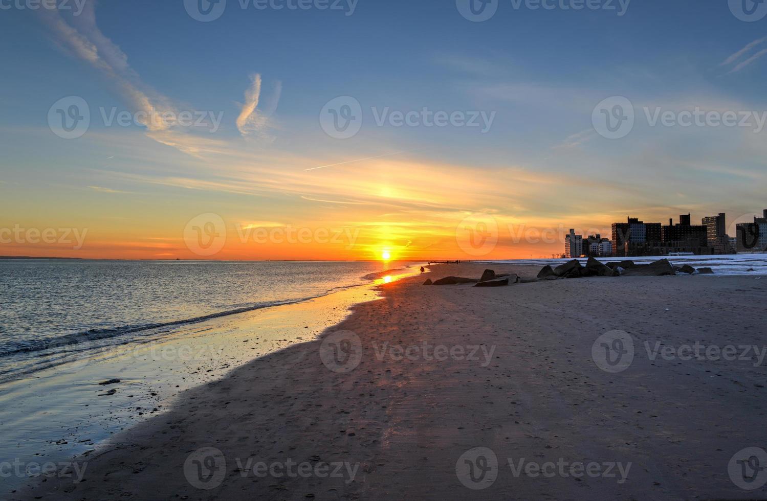 puesta de sol en la playa de brighton y coney island foto