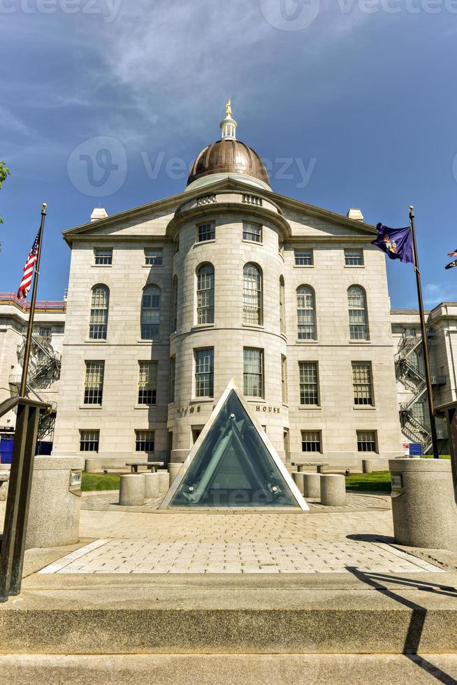 la casa del estado de maine en augusta, maine es la capital del estado del estado de maine. el edificio se completó en 1832, un año después de que augusta se convirtiera en la capital de maine. foto