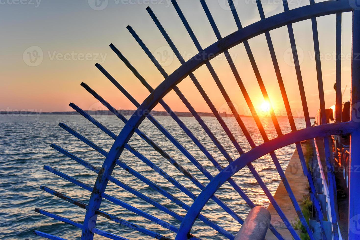 puesta de sol sobre el agua desde el barrio de gancho rojo de brooklyn, nueva york. foto