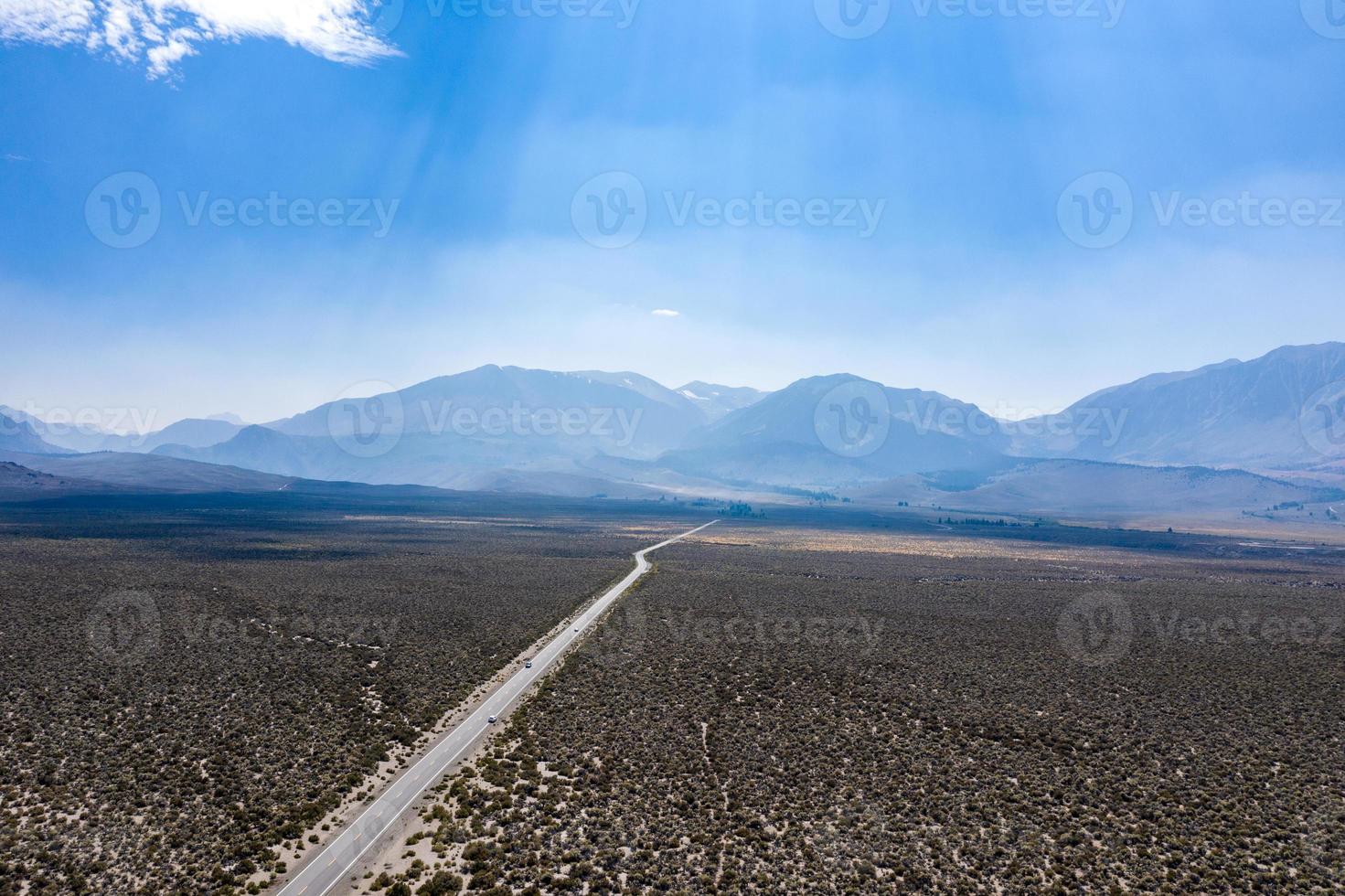 vista aérea del paisaje desértico seco alrededor del lago mono en california. foto