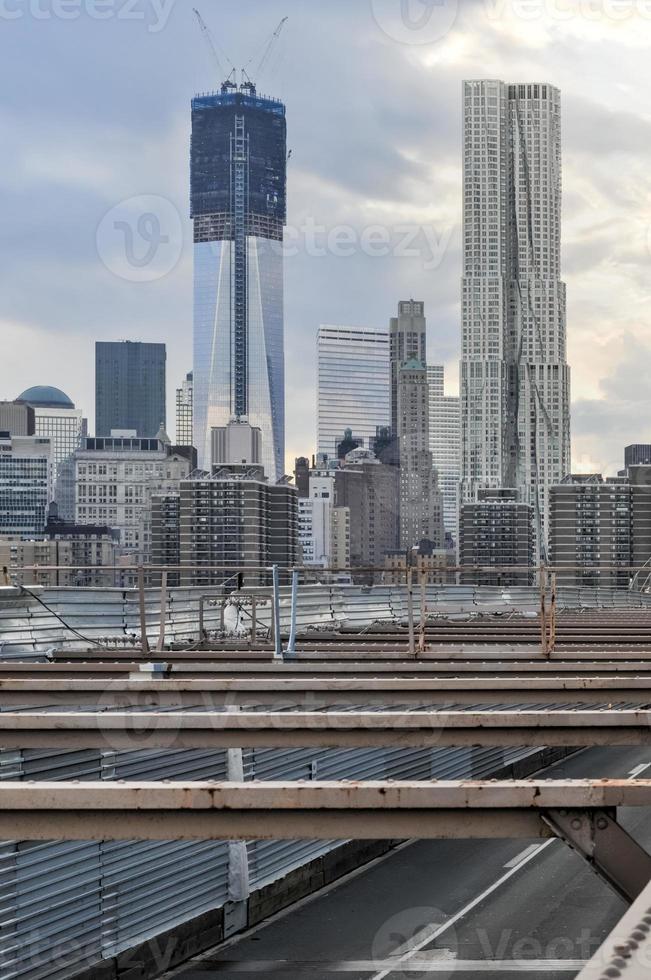 vista del horizonte de nueva york desde el puente de brooklyn en verano. foto