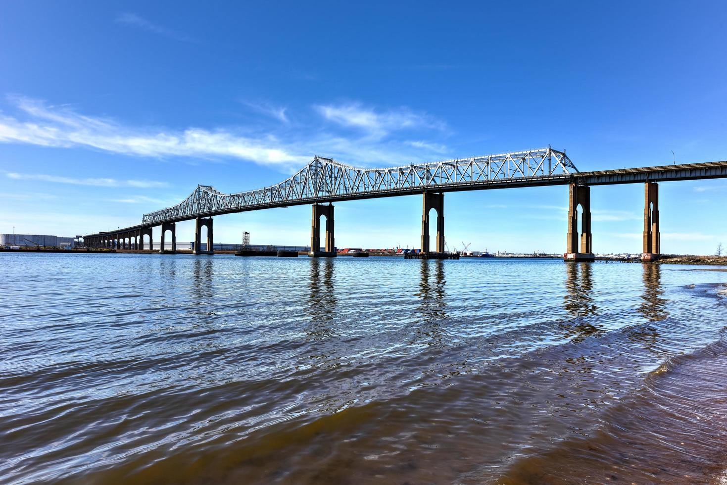 el cruce del puente exterior es un puente en voladizo que se extiende sobre Arthur Kill. el puente exterior, como se le suele llamar, conecta perth amboy, nueva jersey, con staten island, nueva york. foto