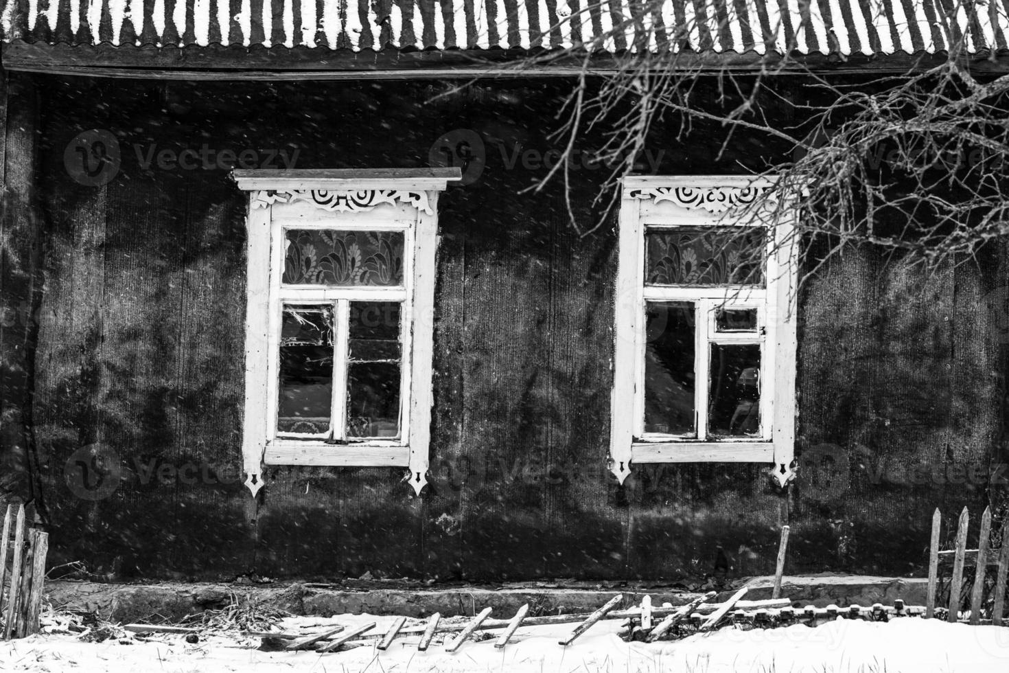 paisaje de pueblo rural letón en latgale en invierno foto