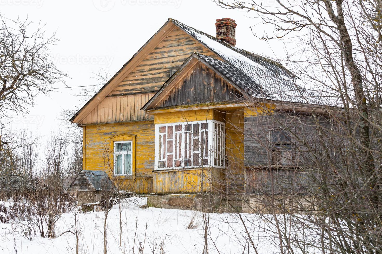 paisaje de pueblo rural letón en latgale en invierno foto