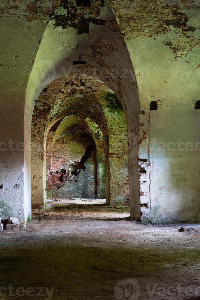 antiguas bodegas de la fortaleza en daugavpils foto