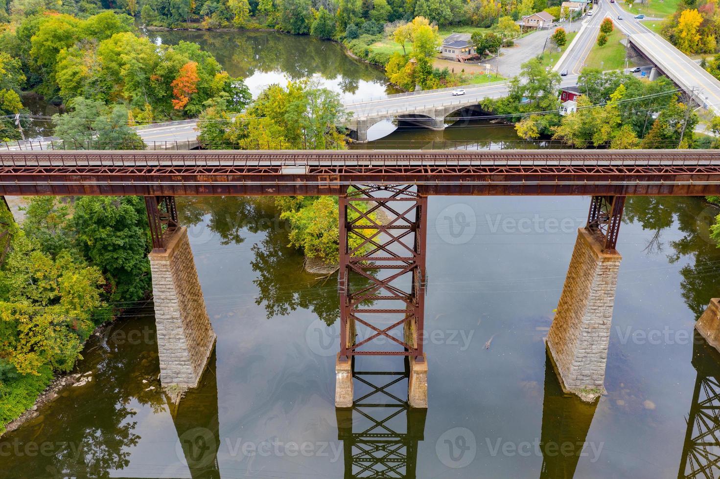vista aérea del puente csx - catskill creek en catskill, nueva york. foto
